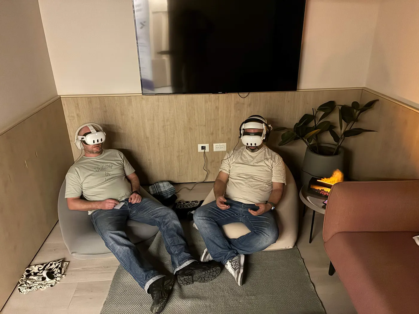 שני משתתפים בחוויית VR בחדר ישיבות שהוסב לפעילות