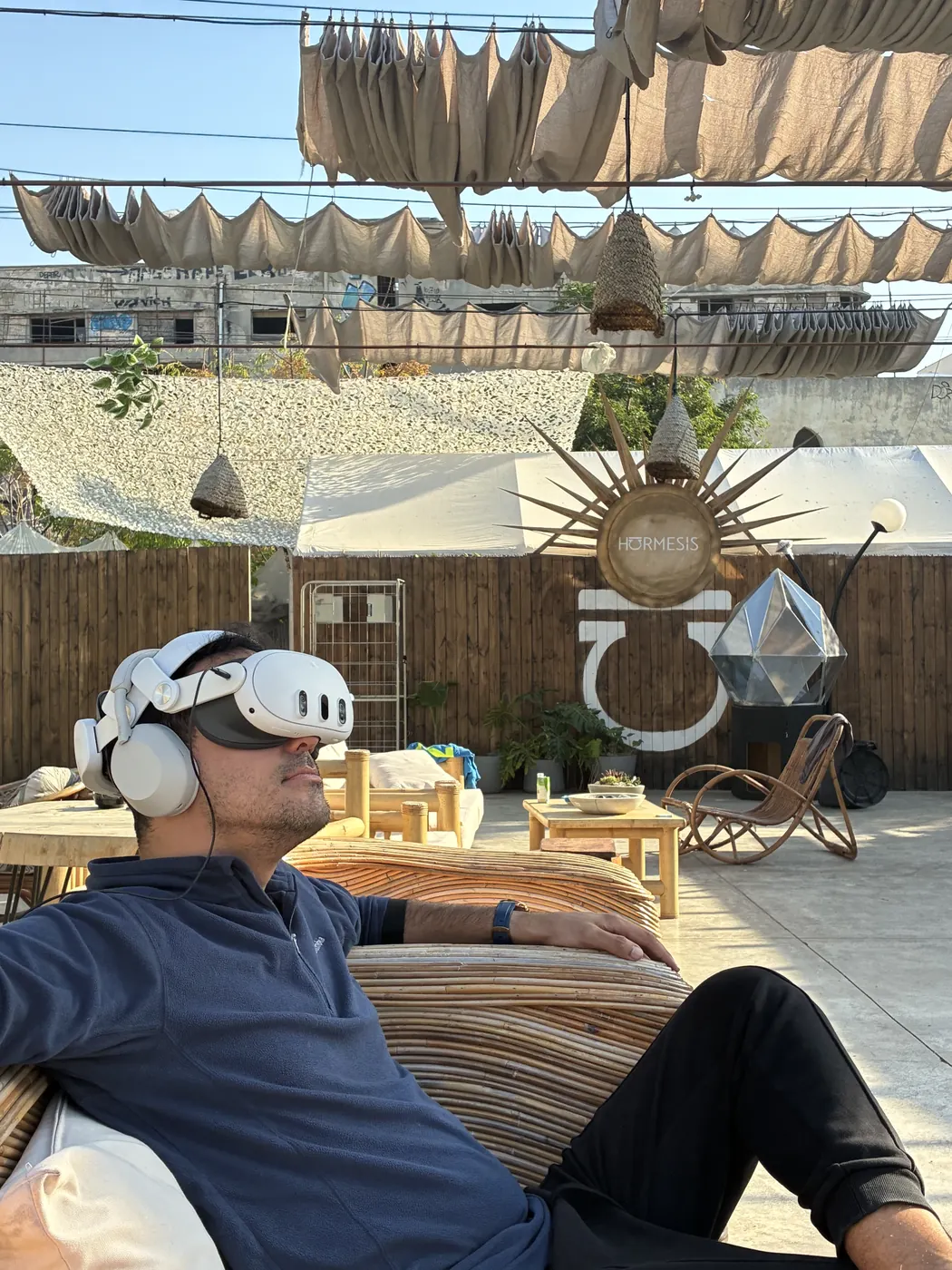 משתתף נינוח עם משקפי VR בפעילות וולנס בחוץ