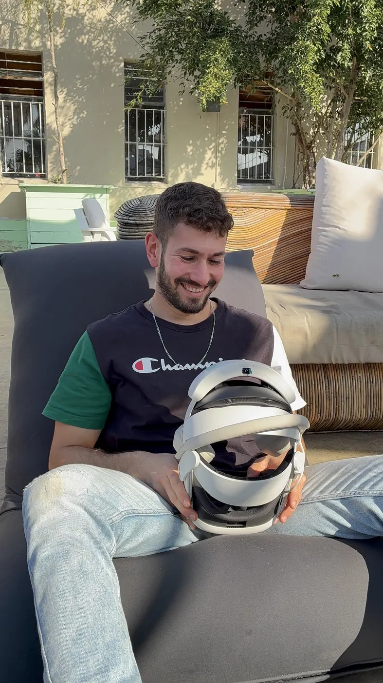 משתתף מחזיק משקפי VR של ECHOMIND לפני תחילת החוויה