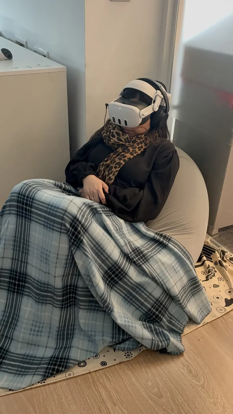 משתתפת בהרפיה על פוף עם משקפי VR