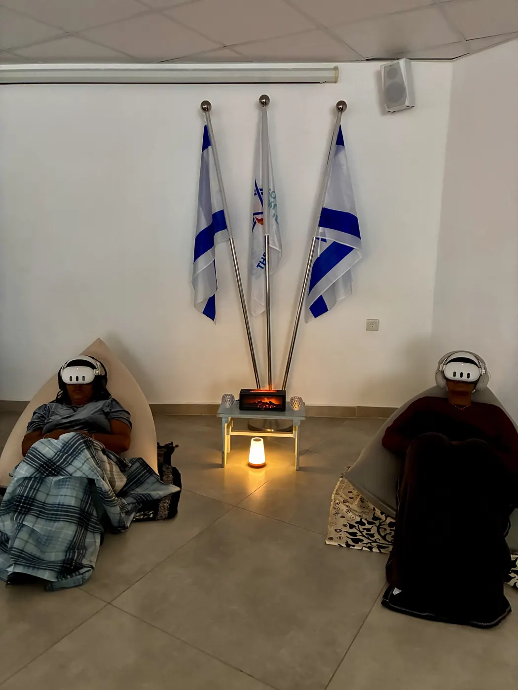 פעילות וולנס לעובדים בחלל ארגוני עם תאורה מרגיעה