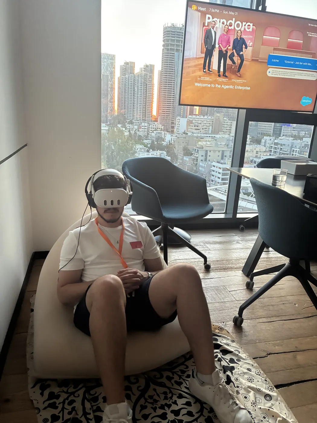 עובד בחוויית VR במשרד במגדל משרדים