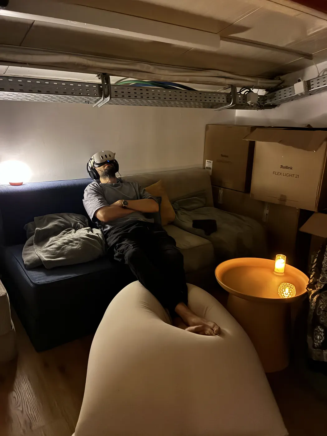 משתתף בחוויית VR בתאורה חמימה ואווירה הוליסטית