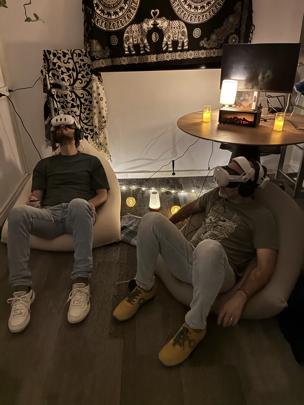 חדר במשרד שהוסב לחלל פעילות עם פופים ותאורה רכה